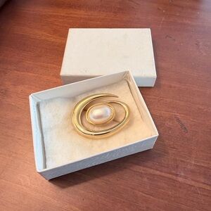 Vintage 1980’sMonet Gold-Tone Swirl Brooch with Cream Pearl Center